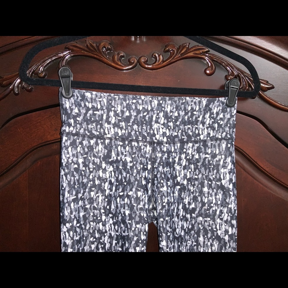 BOGO FABLETICS MID-RISE POWERHOLD CAPRIS SIZE XXS!